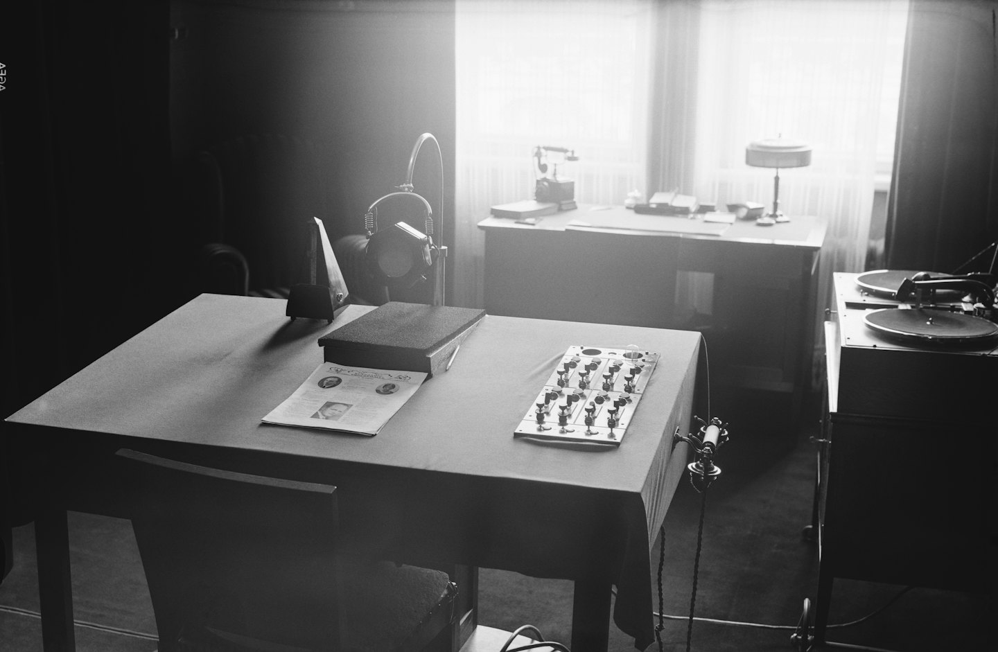 Vintage-Radiostudio mit Mikrofon und Plattenspielern.